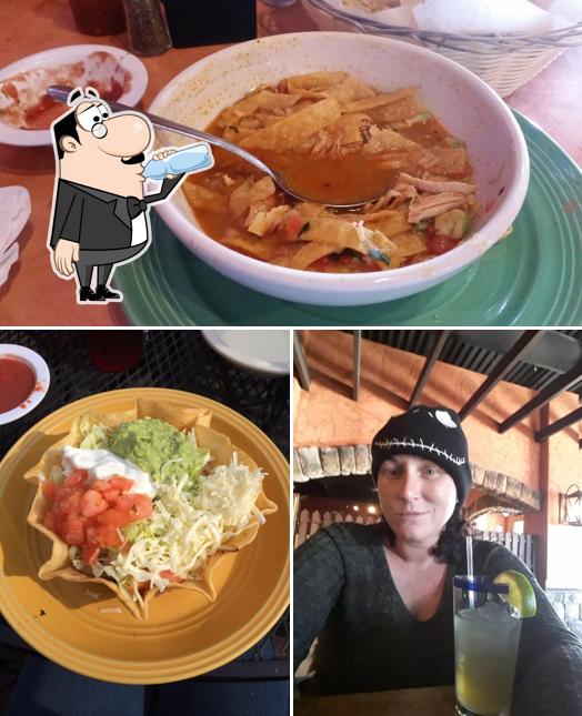 Это снимок, где изображены напитки и еда в Pueblo Mexican Restaurant