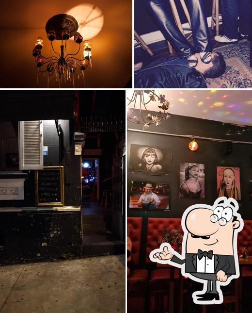 Sente em uma das mesas no Dominatrix Augusta
