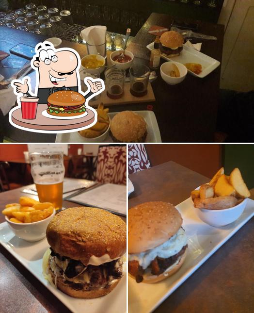 Experimente um hambúrguer no Growler House