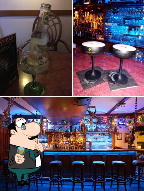 Foto von bartheke und lebensmittel bei Max's Bar "Cocktailbar"