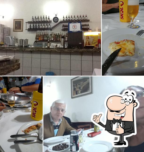 Look at the pic of Pizzaria Máfia