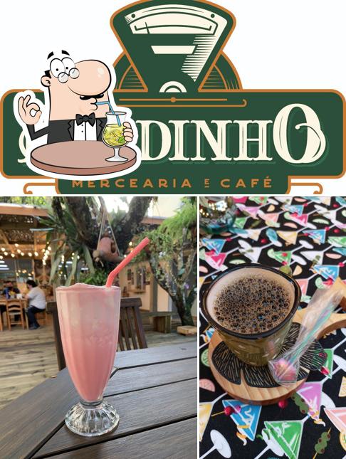 Entre diversos coisas, bebida e exterior podem ser encontrados no Fundinho Mercearia & Café