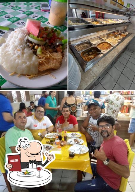 Dê uma olhada a foto mostrando comida e mesa de jantar no Restaurante Jacaraú