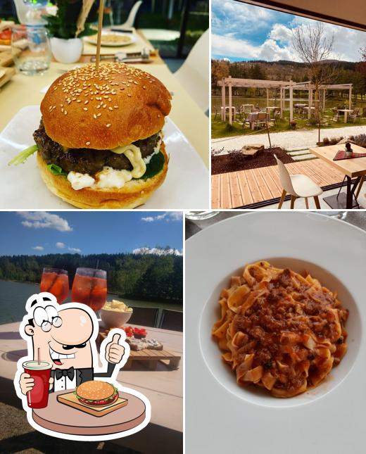 Prenditi un hamburger a Chalet sul lago