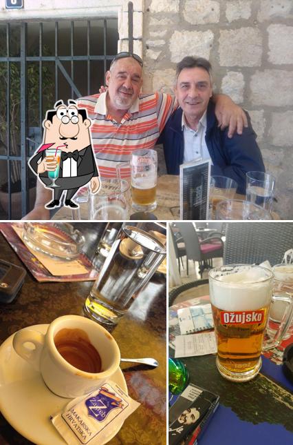 Prenditi un drink dal menu
