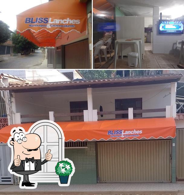 Confira a foto mostrando exterior e interior no Bliss Lanches