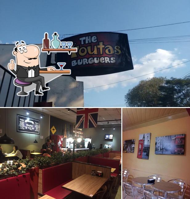 Confira a foto mostrando interior e exterior no The Toutas Burguers