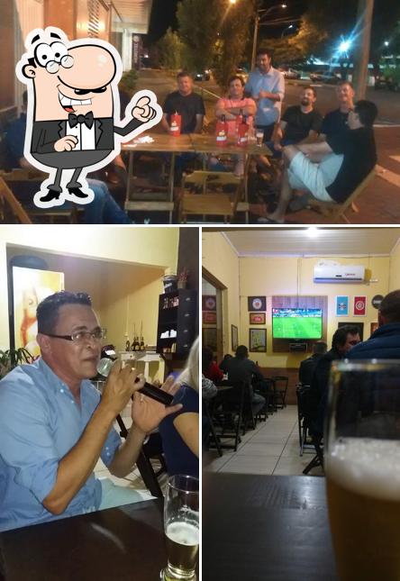 Sente em uma das mesas no Chill's Bar