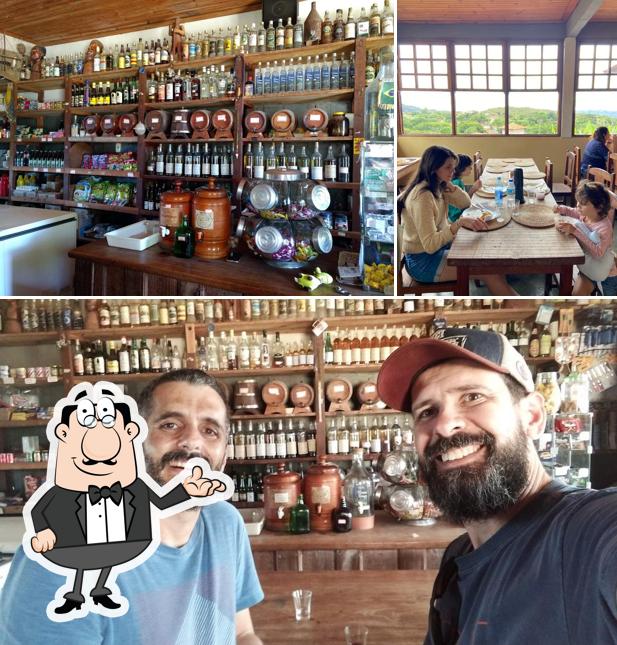 O Bar/Restaurante Do Ademil se destaca pelo interior e balcão de bar