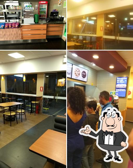 Sente em uma das mesas no Subway Itaberaí