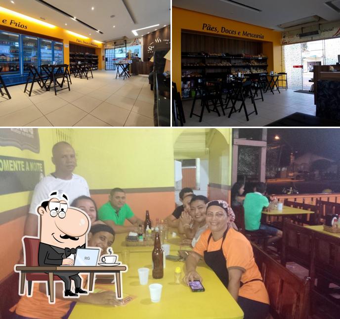 Sente em uma das mesas no Panificadora Sta. Luzia