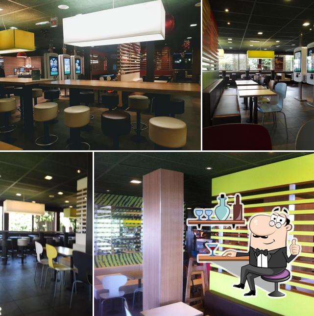 Installez-vous à l'une des tables de McDonald's