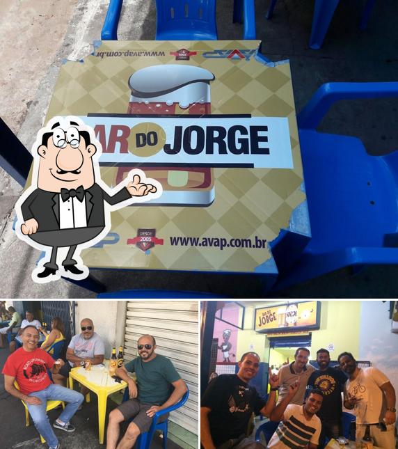 Sente em uma das mesas no BAR DO JORGE