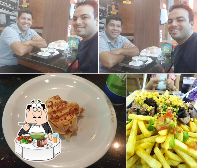 Entre diversos coisas, mesa de jantar e comida podem ser encontrados no Rei do Mate