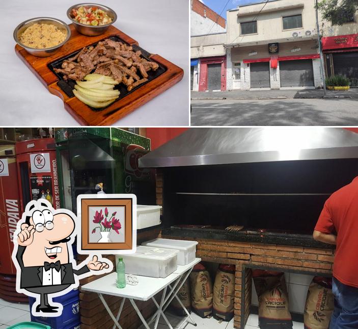 Dê uma olhada a ilustração mostrando interior e comida no Chicos Grill Espetinhos