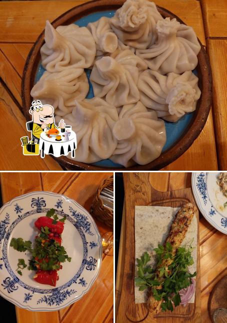 Взгляните на этот снимок, где видны еда и внутреннее оформление в Грузинская кухня