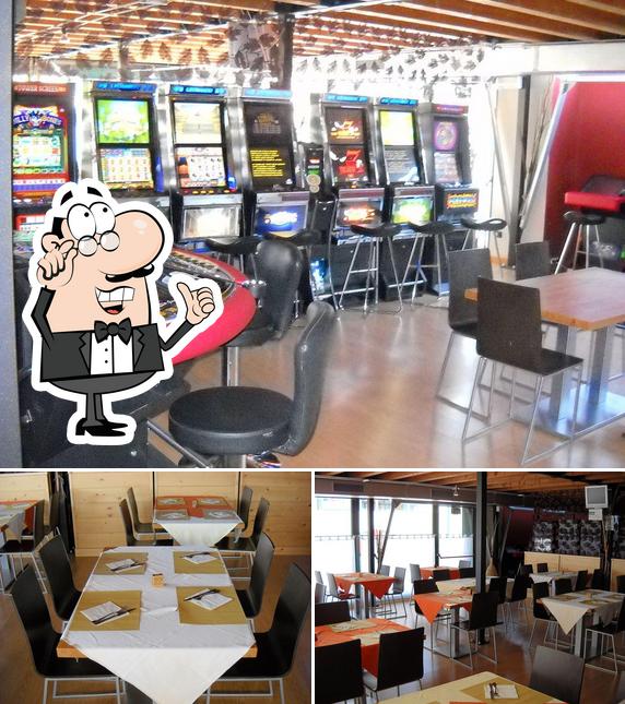 Dai un'occhiata agli interni di Jolly poker pizzeria