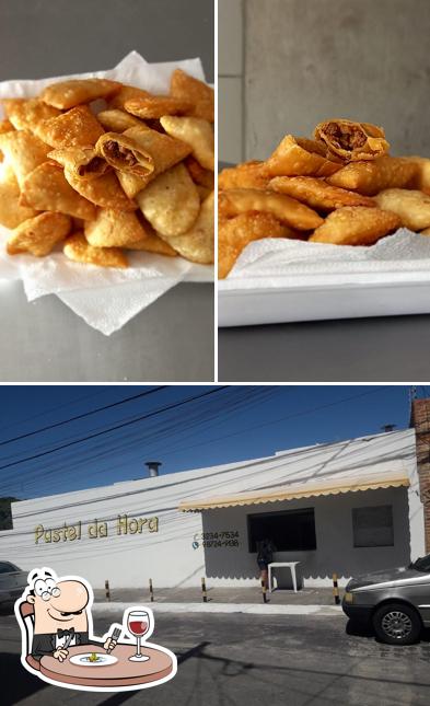 A comida e exterior do restaurante