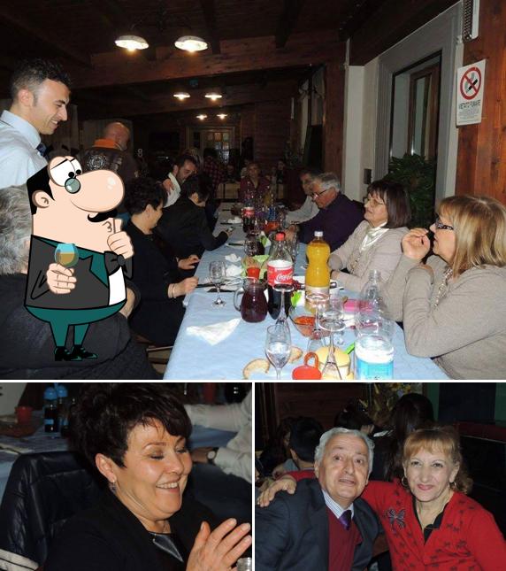 Guarda la foto che raffigura la bancone da bar e interni di Bar La Stazione