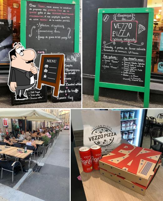 Voici l’image affichant la tableau noir et intérieur sur Vezzo Pizza