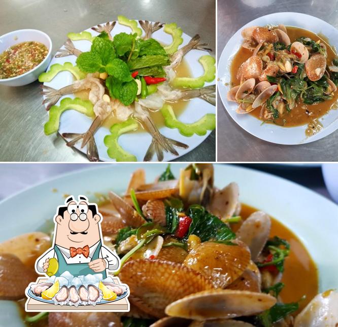Order seafood at Somboon restaurant (night market)