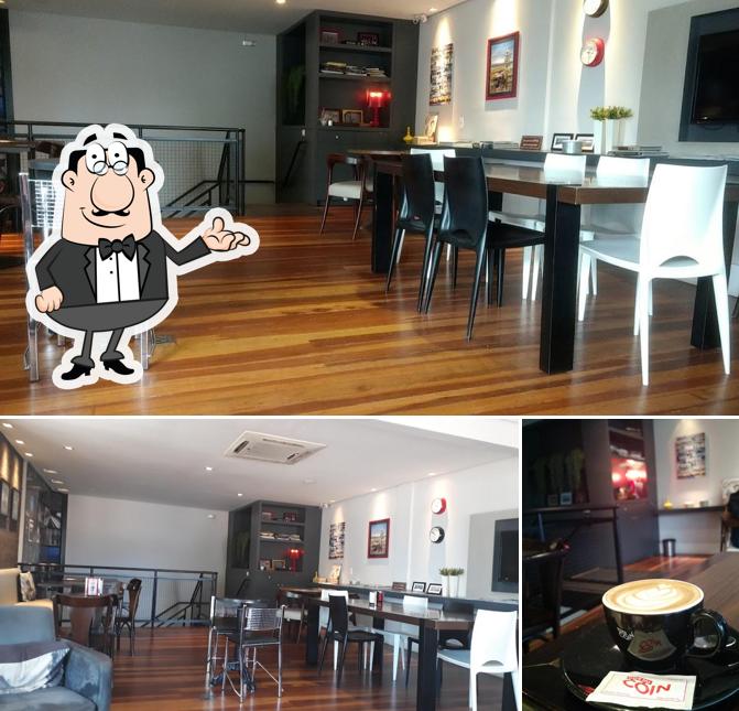 Sente em uma das mesas no Café du Coin