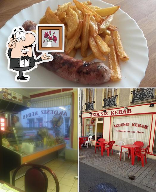 La photo de la intérieur et frites concernant Akdeniz Kebab