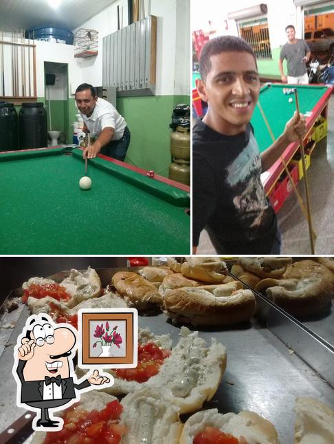 Entre diversos coisas, interior e comida podem ser encontrados no Grego do Rafa e Amauri Snooker Bar