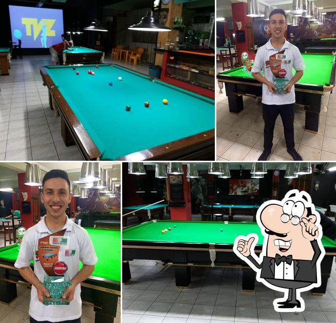 Sente em uma das mesas no Xerife's Snooker