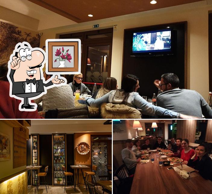 Dai un’occhiata alla foto che mostra la interni e tavolo da pranzo di Old River Pub