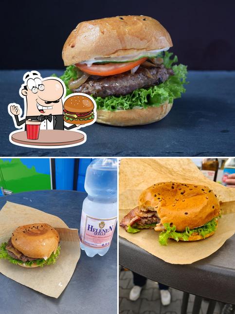 Probiert einen Burger bei Truck Up Foodtruck