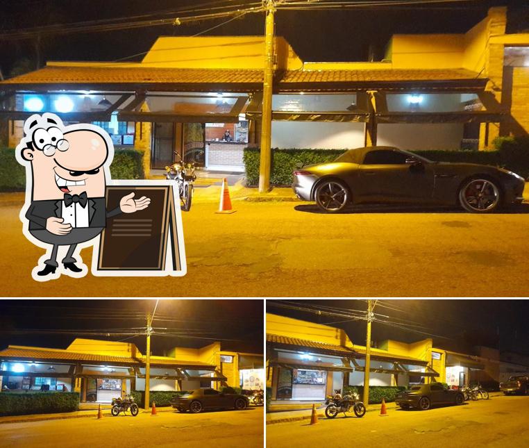Desfrute da vista da área externa do Donattos Pizzaria e Esfiharia