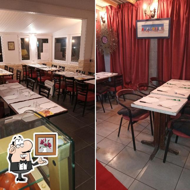 Installez-vous à l'une des tables de pizza Tov