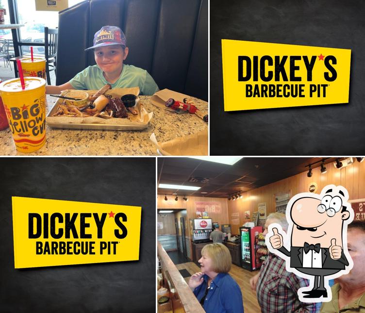 Это фотография барбекю "Dickey's Barbecue Pit"