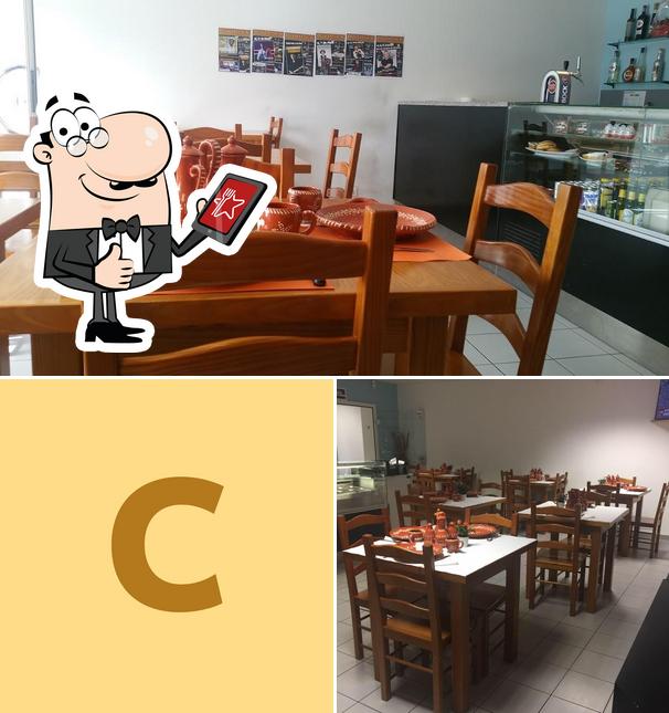 Взгляните на фотографию кафе "Central Café Snack Bar"