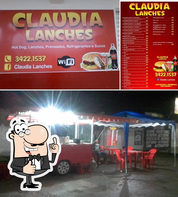 Look at the image of Claudia Lanches