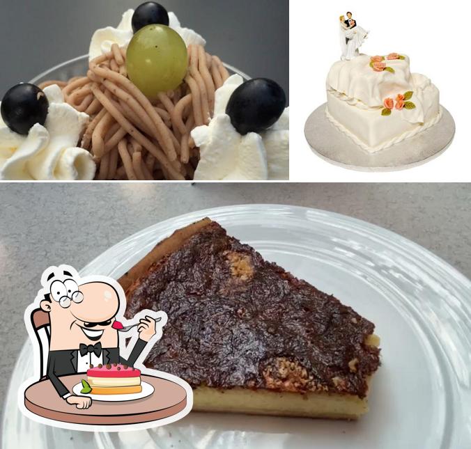 Закажите один из десертов в "Bakery pastry shop Café Brötie"
