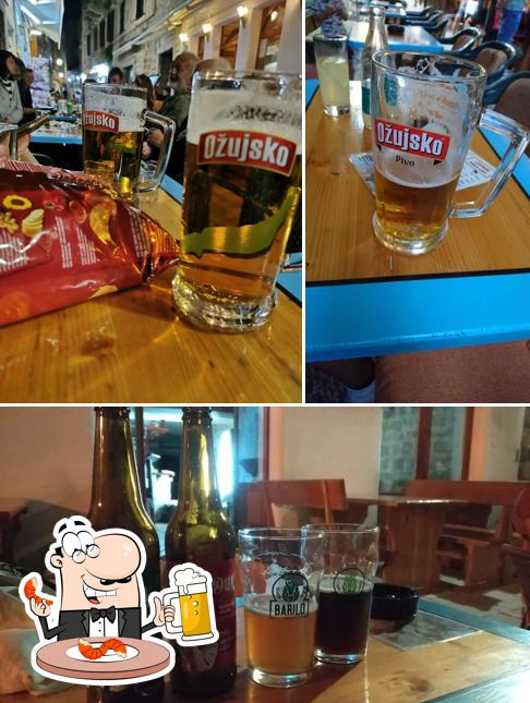 Puoi goderti un rinfrescante bicchiere di birra chiara o scura