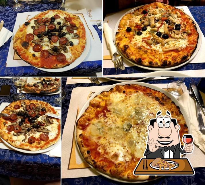 A Pizzeria Aquila d'Oro, puoi goderti una bella pizza