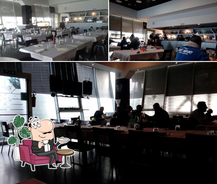 Siediti a un tavolo di Ristorante Pizzeria Fashion Risto Pub