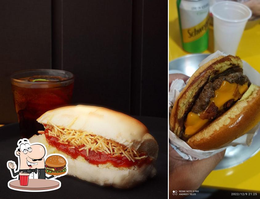 Deguste um dos hambúrgueres disponíveis no MUSTACHEFE BURGER HAMBURGUERIA ARTESANAL