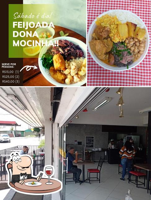 Dê uma olhada a imagem ilustrando comida e interior no Dona Mocinha Restaurante