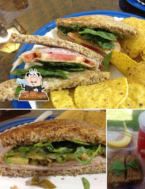 Tómate un sándwich en Jack's Natural Food Store