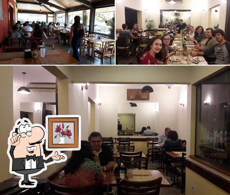 Sente em uma das mesas no Casa Imperial - Almoço, Pizza & Burguer