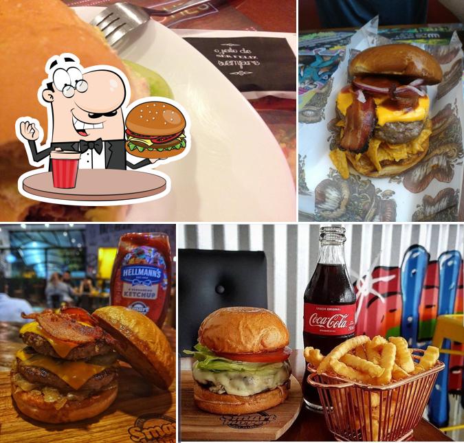 Peça um dos hambúrgueres disponíveis no Smart Burger Santo Antônio