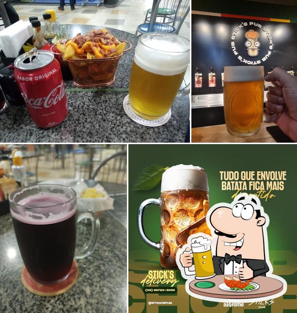 Desfute um copo de cerveja leve ou escura