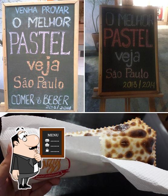 Dê uma olhada a imagem mostrando quadro-negro e comida no Fazz Pastel Artesanal