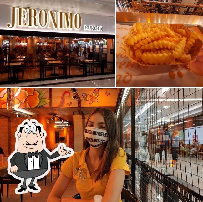 Sente em uma das mesas no Jeronimo Burger - Shopping ABC