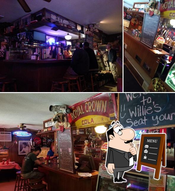 Снимок, на котором видны доска для меню и барная стойка в Willie's Smokehouse