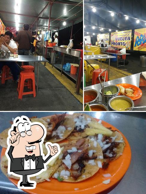 Посмотрите на эту фотографию, где видны внутреннее оформление и еда в Tacos y Parrilla "Popelle”